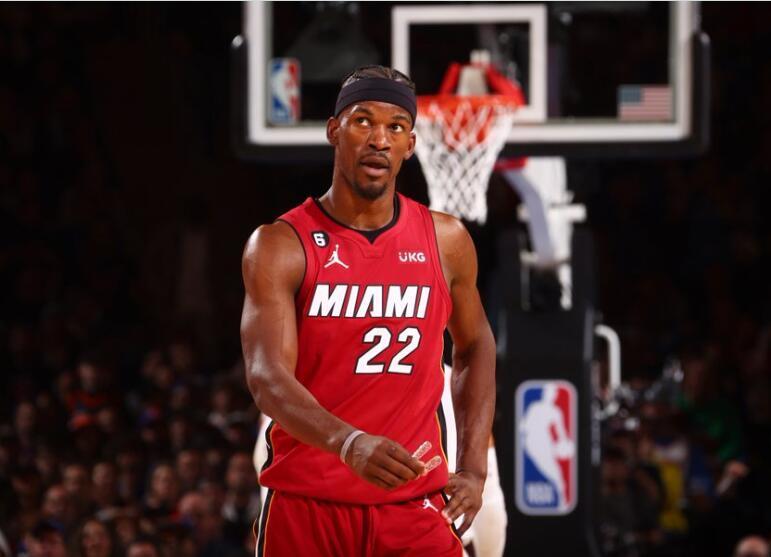  巴特勒关键球热火险胜尼克斯  